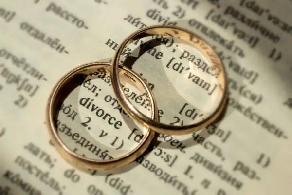 Image of rings removed before divorce mediation Portsmouth
